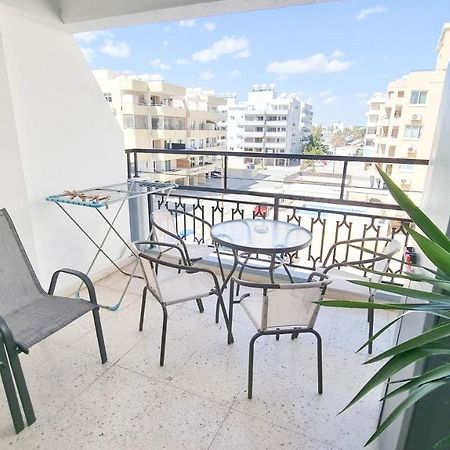 Modern Retreat: 2Br Stylish Apt With Comfy Rooms! Smart Tv With 200Mbps Internet Lárnaka Kültér fotó