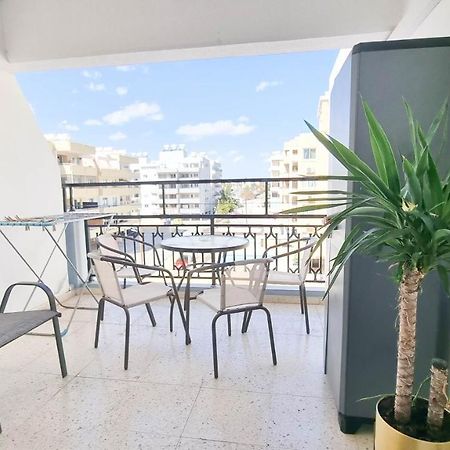 Modern Retreat: 2Br Stylish Apt With Comfy Rooms! Smart Tv With 200Mbps Internet Lárnaka Kültér fotó