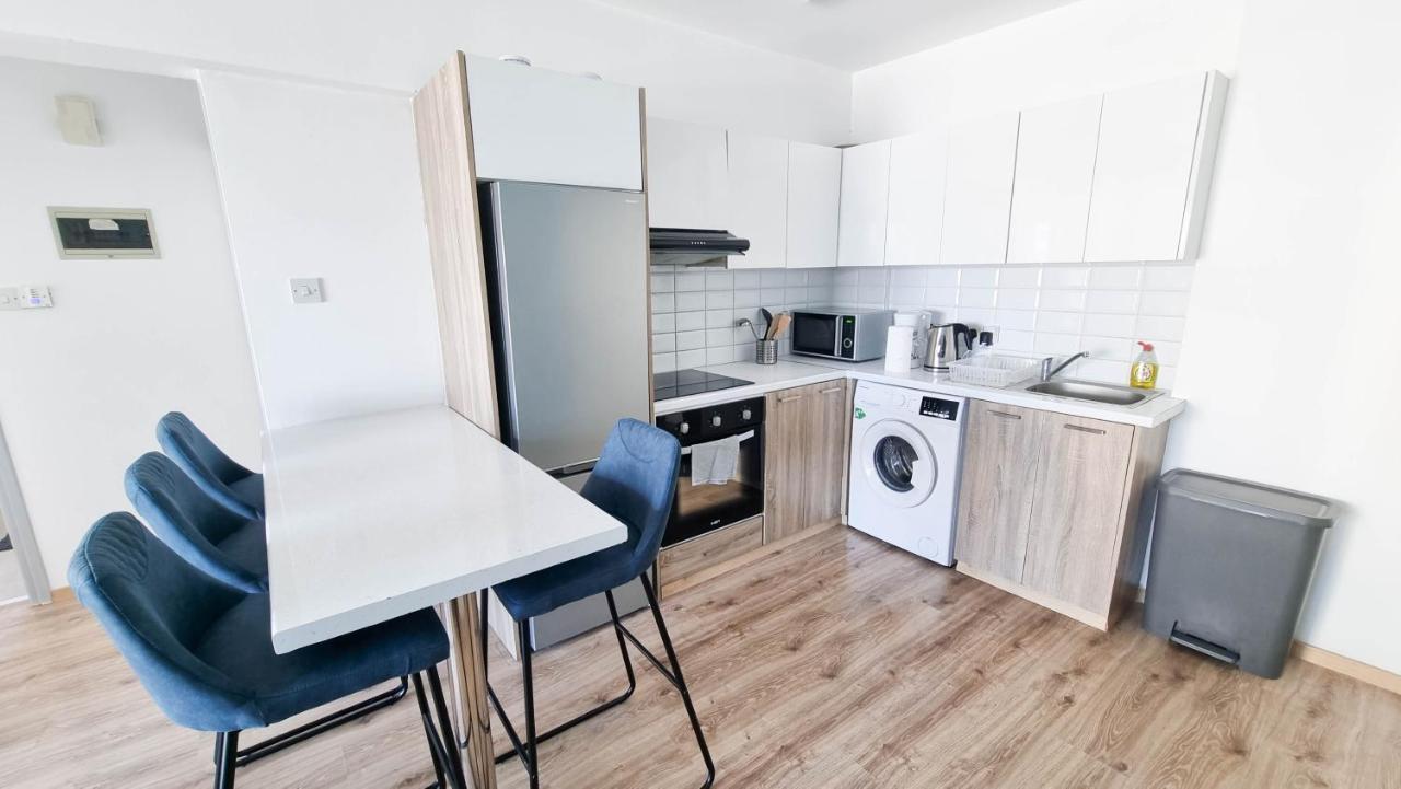 Modern Retreat: 2Br Stylish Apt With Comfy Rooms! Smart Tv With 200Mbps Internet Lárnaka Kültér fotó