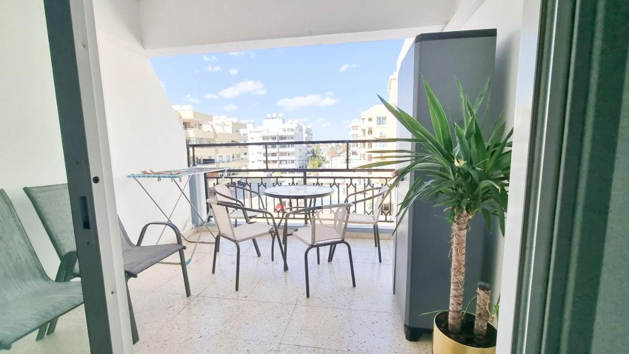 Modern Retreat: 2Br Stylish Apt With Comfy Rooms! Smart Tv With 200Mbps Internet Lárnaka Kültér fotó