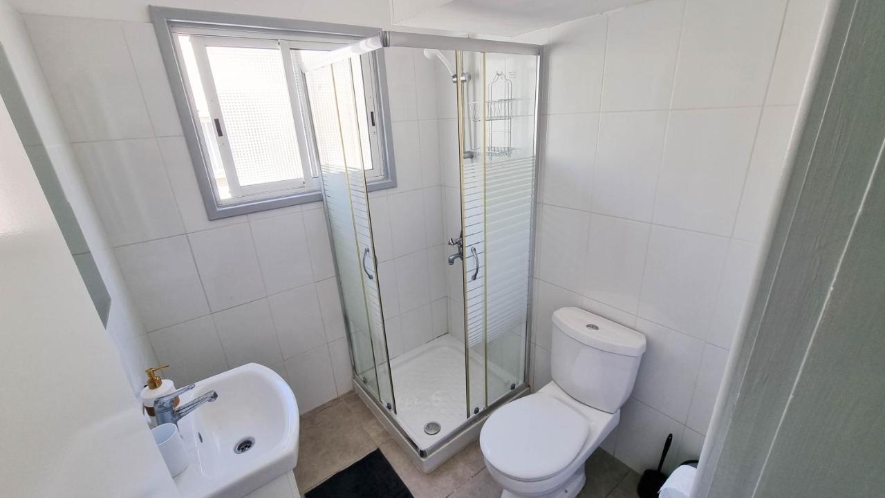 Modern Retreat: 2Br Stylish Apt With Comfy Rooms! Smart Tv With 200Mbps Internet Lárnaka Kültér fotó
